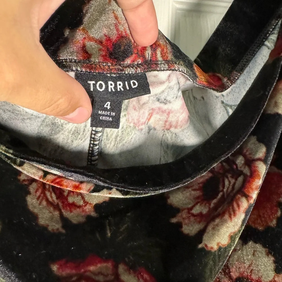 Torrid Off the Should Dark Romance Velvet Floral Top Bell Sleeve size 4x - Picture 4 of 9